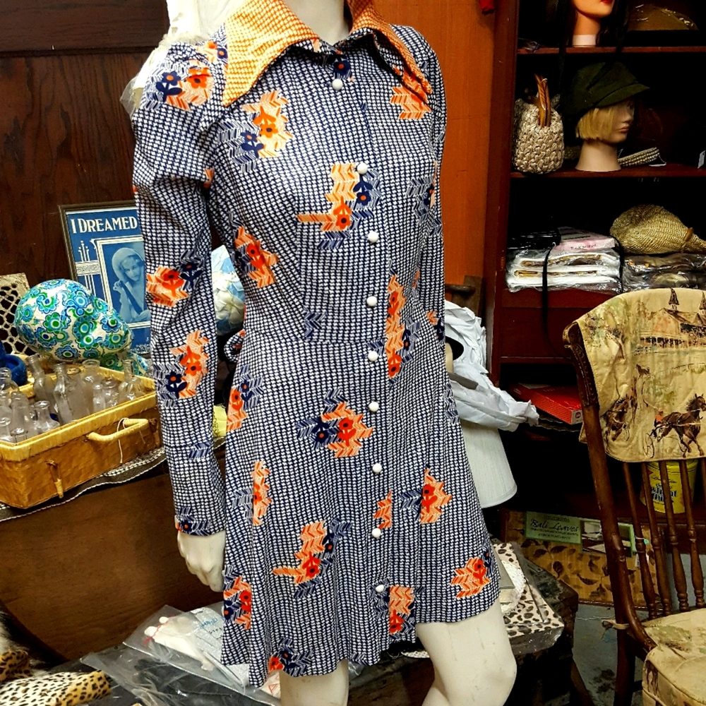 Vintage ILGWU colorful funky 1970s dress, collar